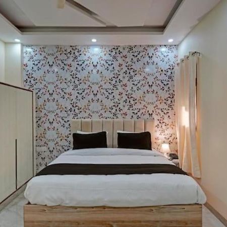 Shourya Hotel And Banquet Нойда Екстер'єр фото
