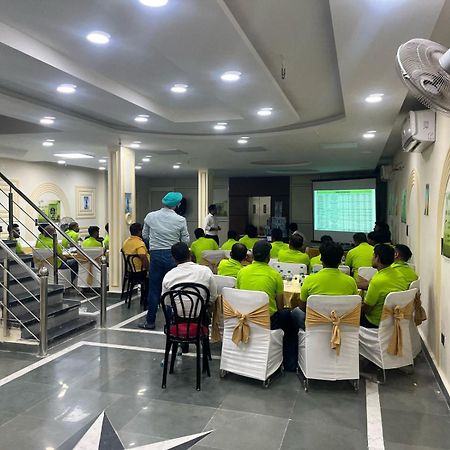 Shourya Hotel And Banquet Нойда Екстер'єр фото