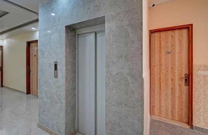 Shourya Hotel And Banquet Нойда Екстер'єр фото