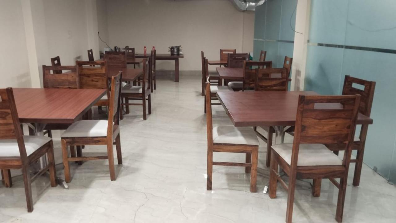 Shourya Hotel And Banquet Нойда Екстер'єр фото