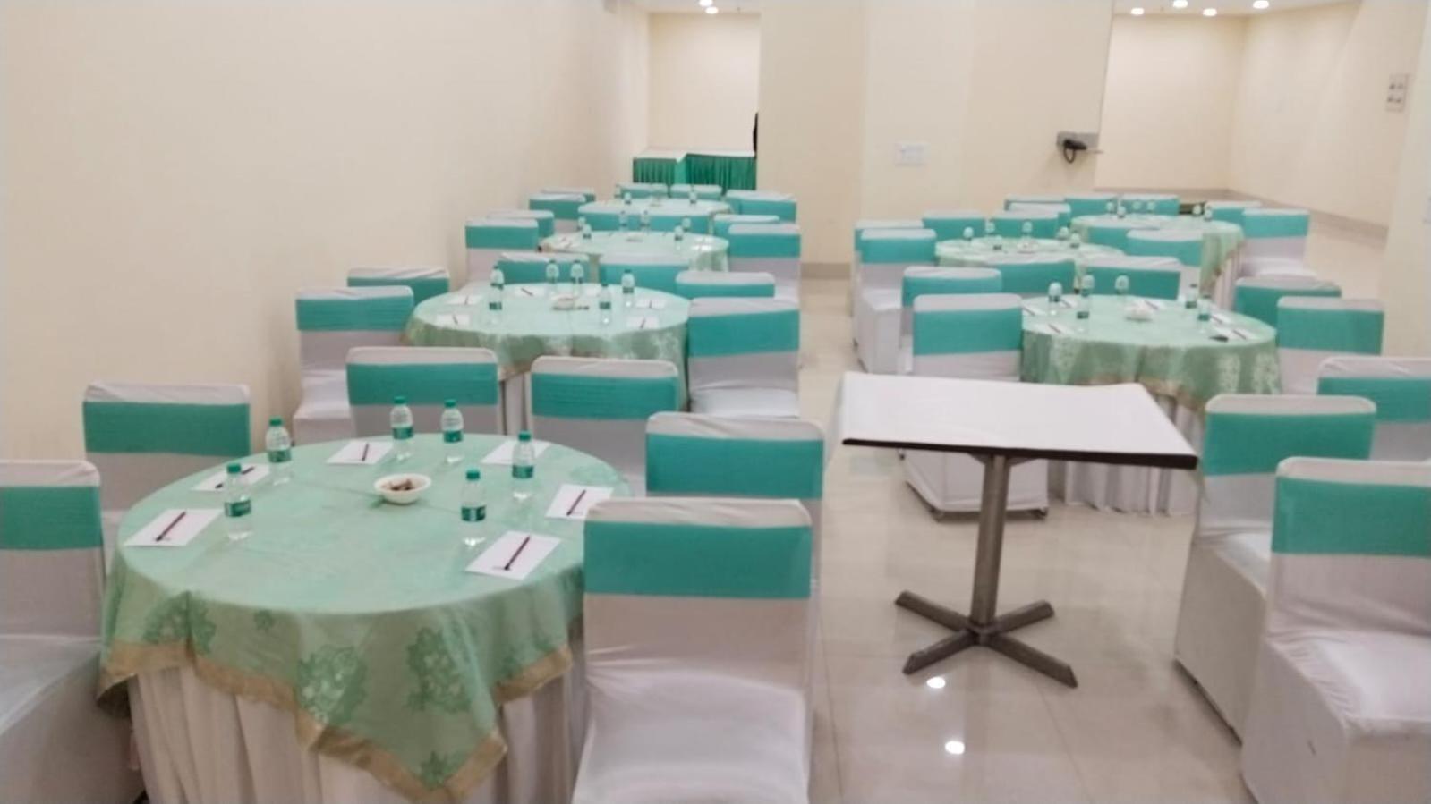 Shourya Hotel And Banquet Нойда Екстер'єр фото