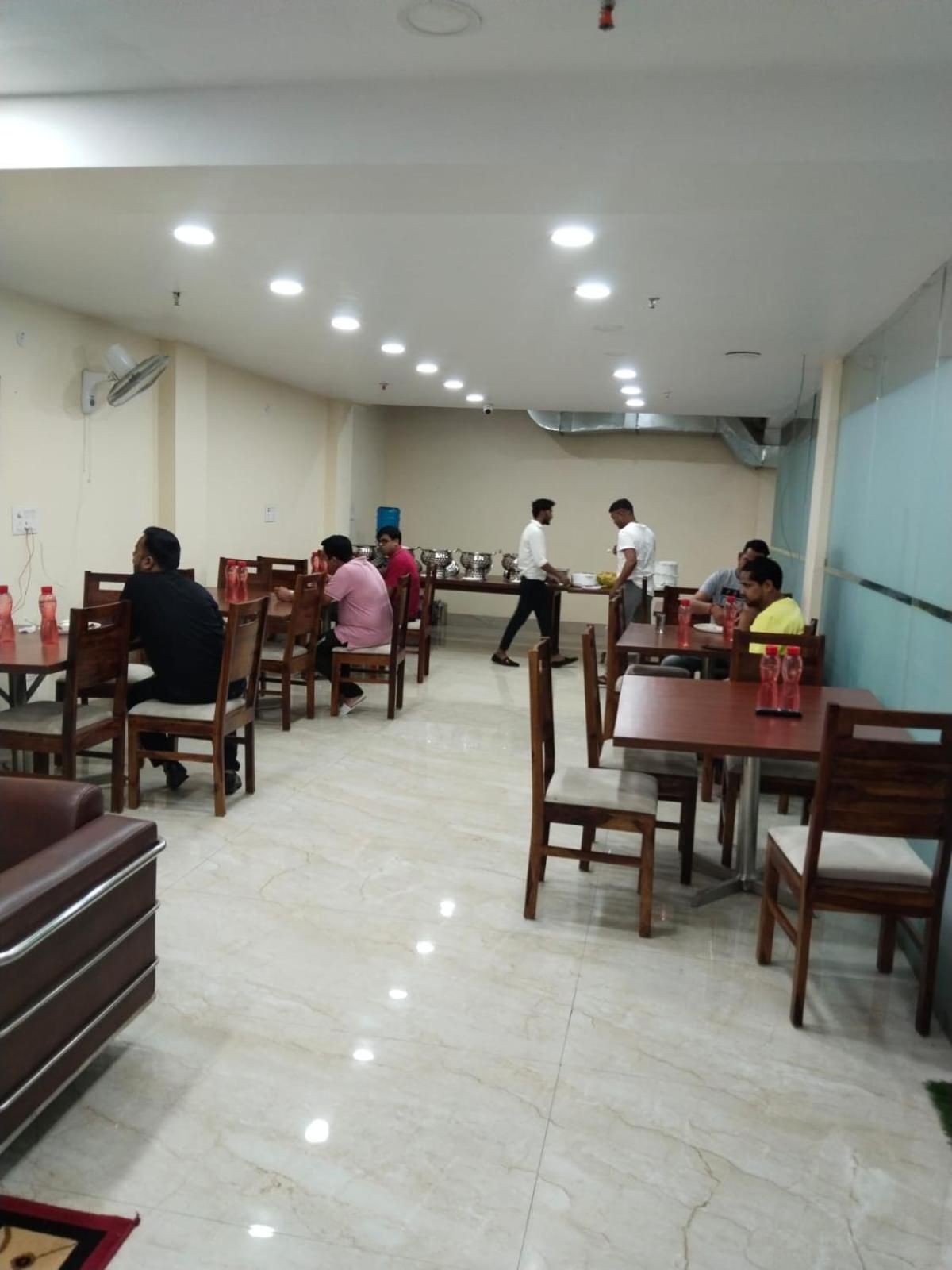 Shourya Hotel And Banquet Нойда Екстер'єр фото