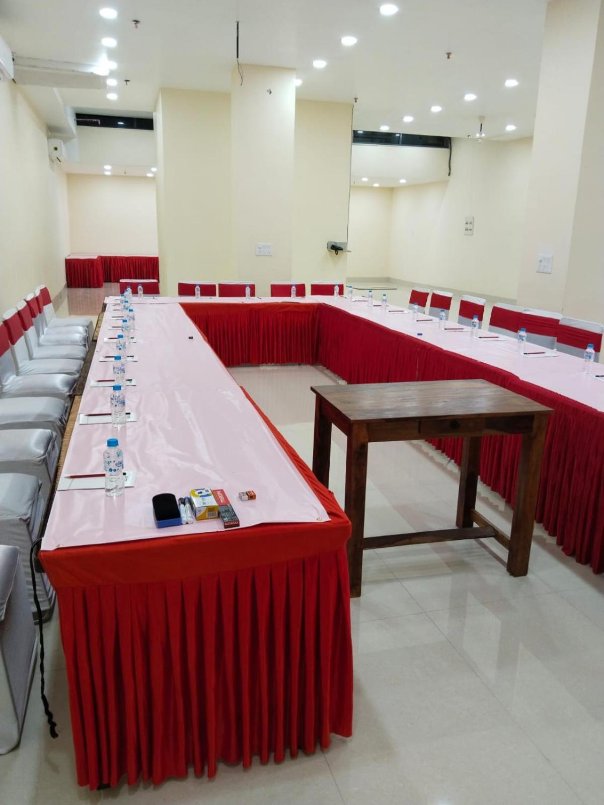 Shourya Hotel And Banquet Нойда Екстер'єр фото